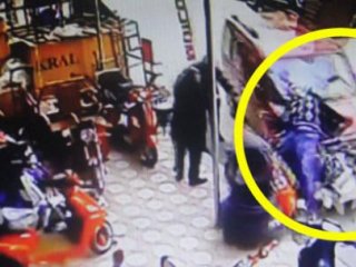 Kadın Sürücü Fren Yerine Gaza Basınca...