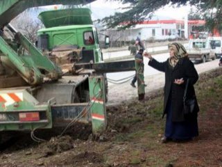 Valisi Coş'un Annesi Kıyıma Tek Başına Karşı Çıktı!