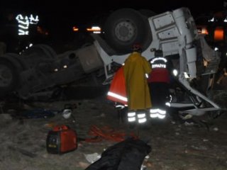 Şanlıurfa'da Tır Devrildi: 2 Ölü