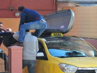Şaşırtan Görüntü! Taksi Tavanında..