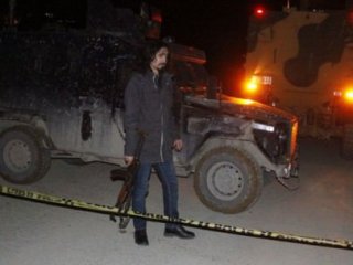 Hakkari'de Askeri Araç Devrildi