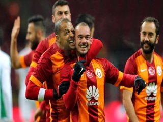 Melo Sneijder'in Kulağını Isırdı