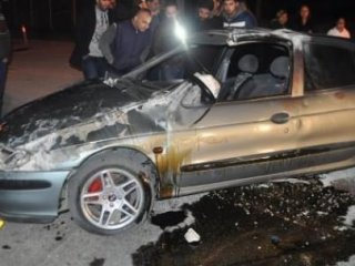 Logar Kapağına Çarpan Otomobil Takla Attı