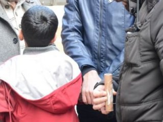 Çocuğun Eline Patlayıcı Vermişler!