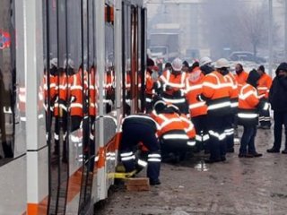 Tramvay İle Servis Minibüsü Çarpıştı