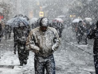 İstanbul'da Beklenen Kar Etkisini Gösteriyor