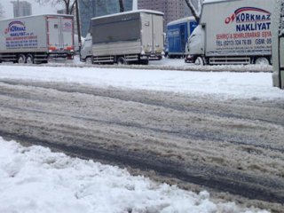 İstanbul'da Kar Tekrar Başladı Trafik Yoğunlaşıyor