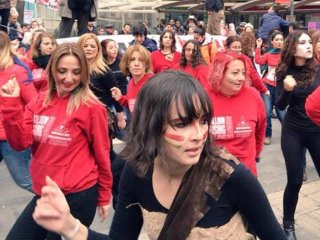 CHP'li Vekili Aklamak İçin Kendini Paralıyor