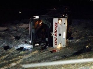 Yolcu Otobüsü Devrildi: 1 Ölü, 38 Yaralı