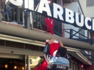 Starbucks'a Türk Bayrağı Astılar!