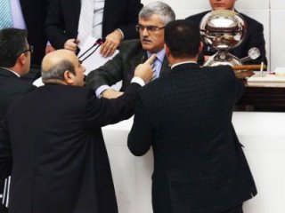 Önerge okunmasın diye mikrofonu kırdı