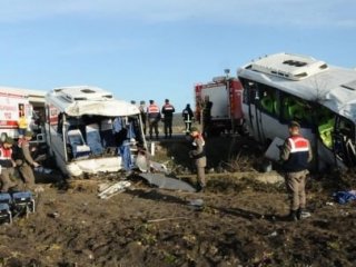 Öğrenci Ve İşçi Servisi Çarpıştı: 1 Ölü, 30 Yaralı