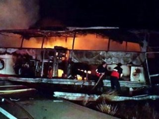 Bariyerlere Çarpan Otobüs Alev Alev Yandı