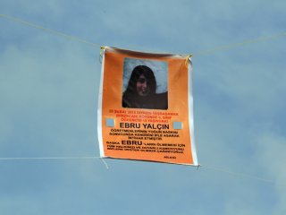 Kızları İntihar Eden Aile Bu Pankartı Astırdı!