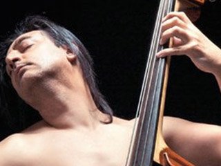 Önce Kadın Kılığına Girdi Şimdi Soyundu