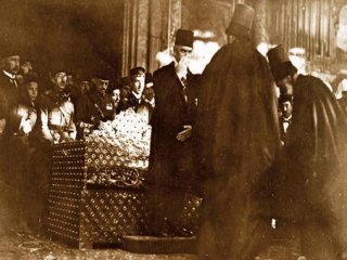 Son Halifenin Kızının Hatıralarında Sürgün Gecesi