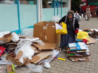 Yaşlı Kadının Göz Yaşartan Çabası