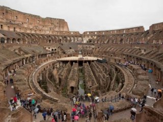 Kolezyum'a Adlarını Kazıyan Turistlere Gözaltı