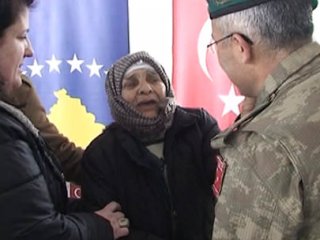 Türk Askerinden Kosovalı Nineyi Ağlatan Yardım