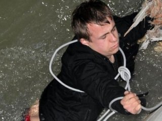 Elektrik Kablosuyla Hayata Tutundu