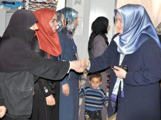 Görmez'in Eşi Çadır Kenti Ziyaret Etti