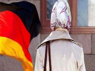 Almanya'dan Tarihi Başörtüsü Kararı