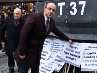 MHP'den "Çırılçıplak" sergisine protesto