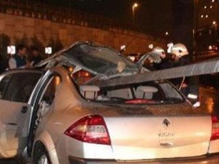 Bağcılar'da Araç Bariyerlere Girdi