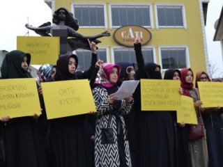 "İnat Heykeli"ne Tepkiler Sürüyor