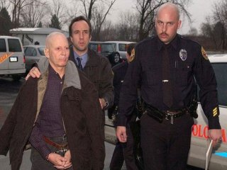 Milyarder Katil Kendini Tuvalette Ele Verdi