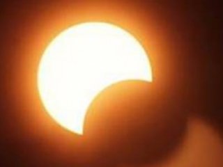 Güneş Tutulması Esnasında Selfie Çekmeyin!