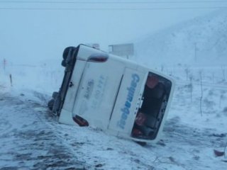 2 Otobüs Peş Peşe Devrildi: 30 Yaralı