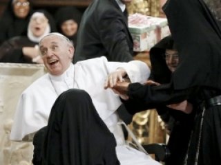 Rahibeler Etrafını Çevirdi