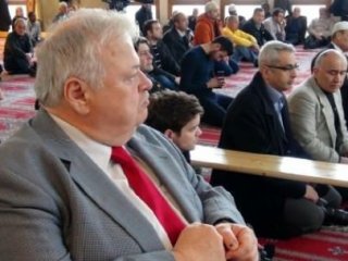 Alman Bakan Cuma Namazını İzledi
