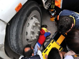 Minik Yusuf’u Kamyon Altından AFAD Ve İtfaiye Ekipleri Çıkardı