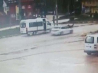 Minibüsten İnen Kadını Metrelerce Havaya Fırlattı