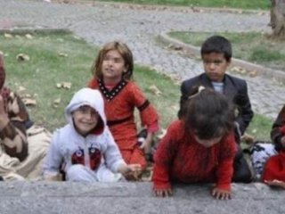 Suriyeli Çocuğa Zorla Mendil Sattırdı