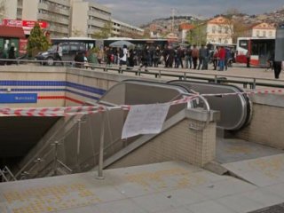 İzmir metrosu seferlere başladı