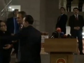 O Muhabir Adliyeden Kovuldu!