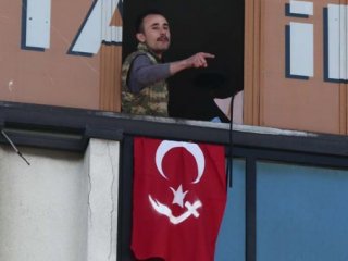 AK Parti Binasına Silahlı Kişiler Girdi