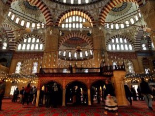 Camiye Çorapsız Girmek Yasaklandı