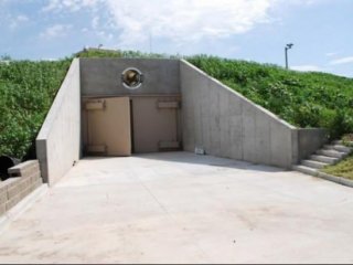 Bu Kapının Ardında Öyle Bir Yaşam Var Ki...