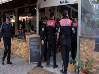 Tebrikler Adana Polisine: Fal Bakan Kafelere Baskın