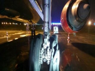 İstanbul'da Yolcu Uçağının Motoru Patladı