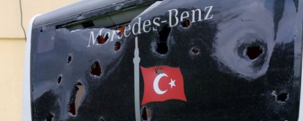 Beşiktaş Otobüsüne Taşlı Saldırı