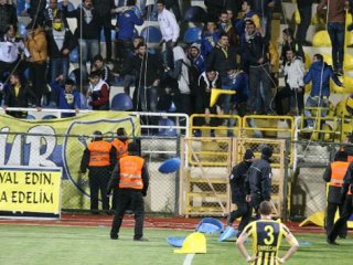 Taraftar Sahaya Atladı, Ortalık Karıştı!