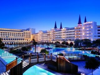 Dev Otele Sürpriz Talip