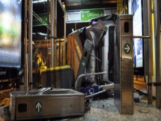 Araç Metrobüs Durağında Daldı: Yaralılar Var!