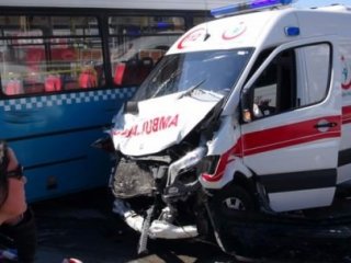 Ambulans, Özel Halk Otobüsü İle Çarpıştı!