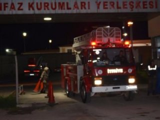 Mahkumlar Koğuşu Ateşe Verdi